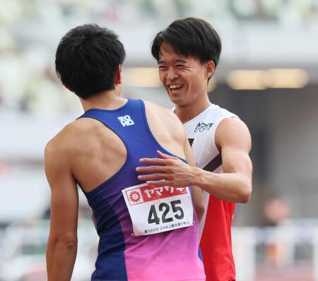 　世界陸上代表に内定した井之上駿太（右）は笑顔で山内大夢と話す（撮影・石井剣太郎）