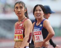 　女子１５００メートル決勝を終え、表示を見る田中希実（左）。右は木村友香（撮影・石井剣太郎）