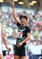 　男子４００メートルで優勝し喜ぶ佐藤風雅