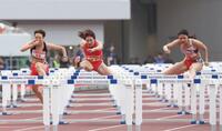 　女子１００メートル障害決勝に臨む（左から）寺田明日香、福部真子、田中佑美（撮影・石井剣太郎）