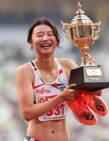 　女子１００メートル障害で優勝し、笑顔を見せる田中佑美