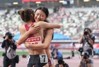　女子１００メートル障害決勝を制した田中佑美（奥）は中島ひとみと抱き合う（撮影・石井剣太郎）