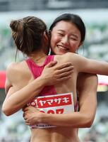 　女子１００メートル障害決勝で写真判定の末、優勝を決め、中島ひとみ（手前）と抱き合う田中佑美