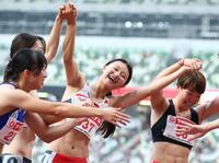 　女子１００メートル障害で優勝し、笑顔を見せる田中佑美（中）