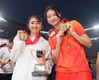 　メダルを手にポーズを決める田中希実（左）と田中佑美（撮影・石井剣太郎）