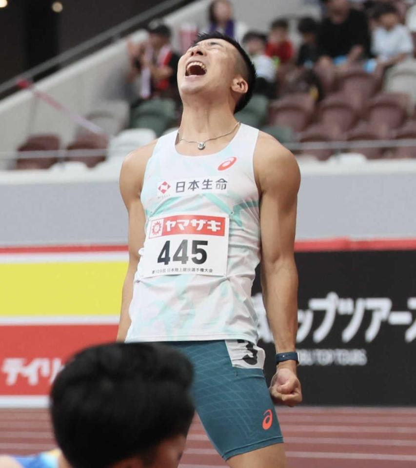 　男子１００メートル決勝を制し、雄たけびを上げる桐生祥秀
