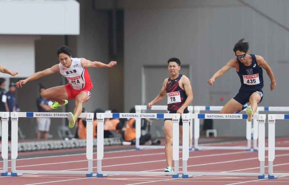 　世界陸上代表に内定した井之上駿太（左）。右は男子４００メートル障害決勝を制した小川大輝（撮影・石井剣太郎）