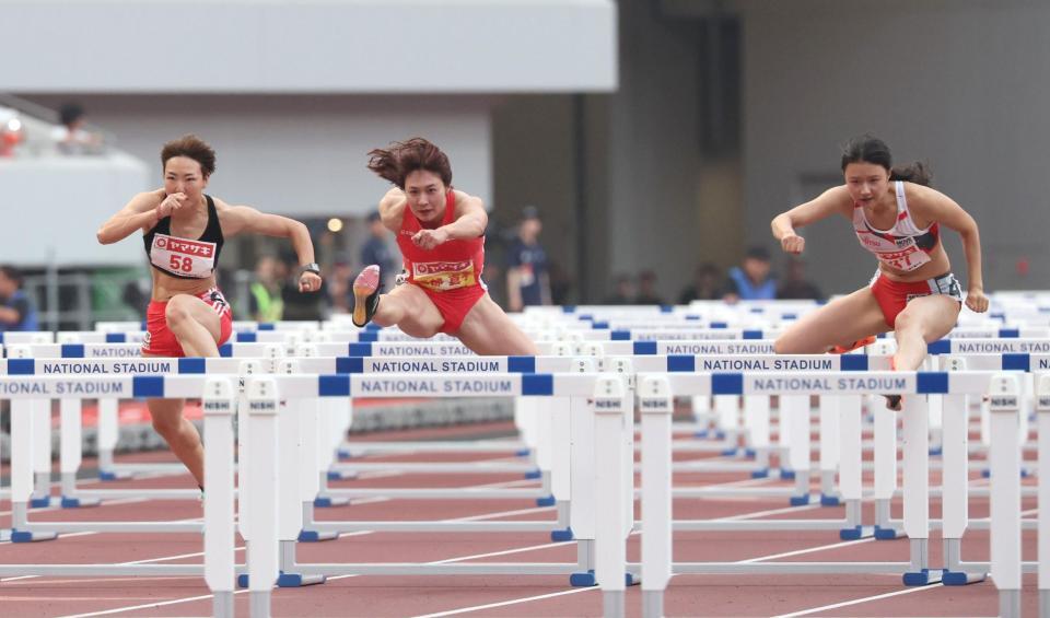 　女子１００メートル障害決勝に臨む（左から）寺田明日香、福部真子、田中佑美（撮影・石井剣太郎）