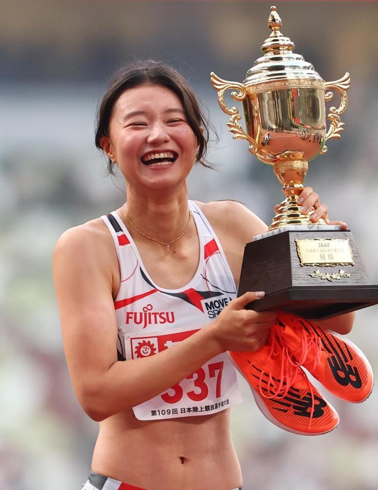 　女子１００メートル障害で優勝し、笑顔を見せる田中佑美