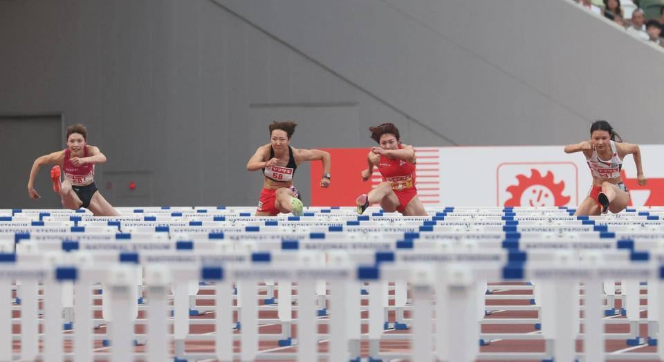 　女子１００メートル障害決勝に臨む（左から）中島ひとみ、寺田明日香、福部真子、田中佑美（撮影・石井剣太郎）