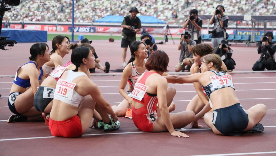 　判定を待つ田中佑美（中央奥）ら女子１００メートル障害決勝出場選手（撮影・石井剣太郎）