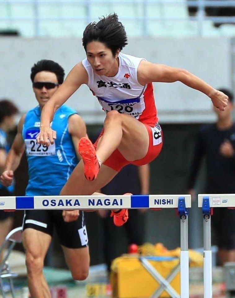 　全日本実業団対抗の男子４００メートルハードルで４９秒７５で優勝した豊田将樹（右）＝２０２１年