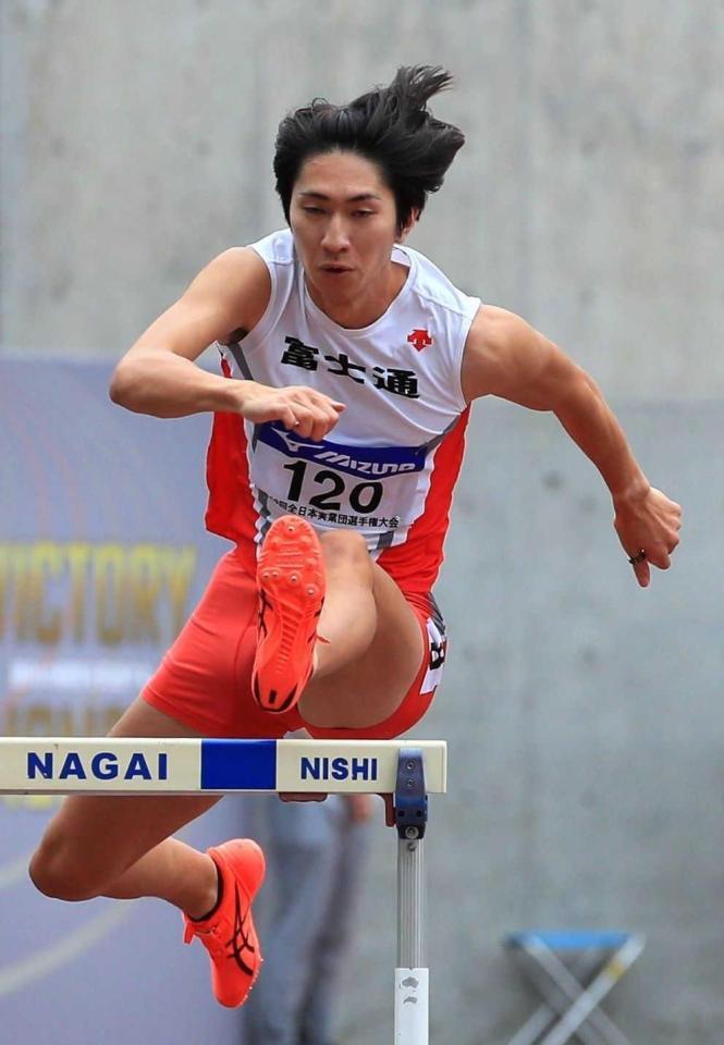 　全日本実業団対抗の男子４００メートルハードルで４９秒７５で優勝した豊田将樹（右）＝２０２１年