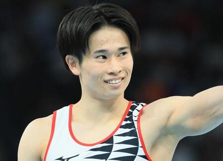 パリ五輪金メダルの体操団体主将が納車報告「新世界、行ってきます」 新旧愛車にオーナーの証も SNS「車はもちろんメダルも素敵」