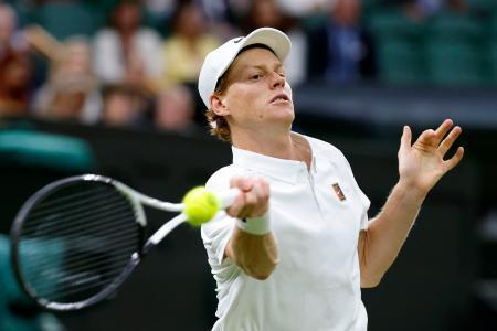 　男子シングルス４回戦でプレーするヤニク・シナー＝ウィンブルドン（共同）