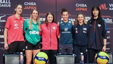 　バレーボールのネーションズリーグ女子千葉大会を前にした記者会見後、撮影に応じる石川真佑（左から３人目）ら出場国の選手たち＝８日、千葉市