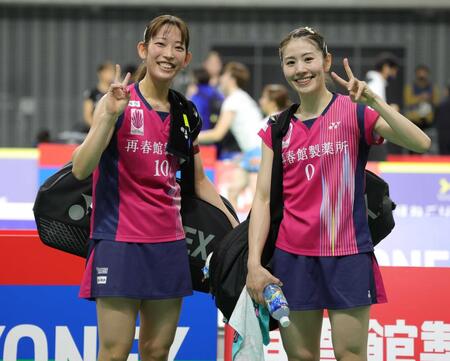 　全日総合バドミントン選手権で勝利し笑顔の志田千陽（右）、松山奈未＝２４年１２月