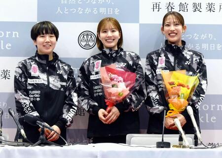 　記者会見でペア解消を発表した志田千陽（中央）、松山奈未（右）組に花束を贈った山口茜（左）