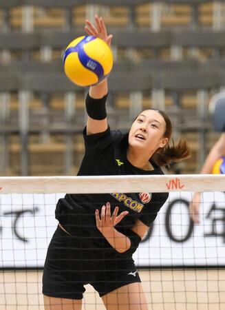 　前日練習でアタックを確認する佐藤淑乃（撮影・伊藤笙子）