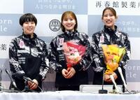 　記者会見でペア解消を発表した志田千陽（中央）、松山奈未（右）組に花束を贈った山口茜（左）