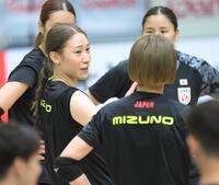 　前日練習でチームメートに話しかける石川真佑（撮影・伊藤笙子）