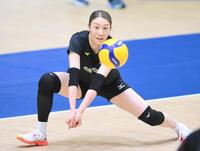 　レシーブ練習をする石川真佑（撮影・伊藤笙子）