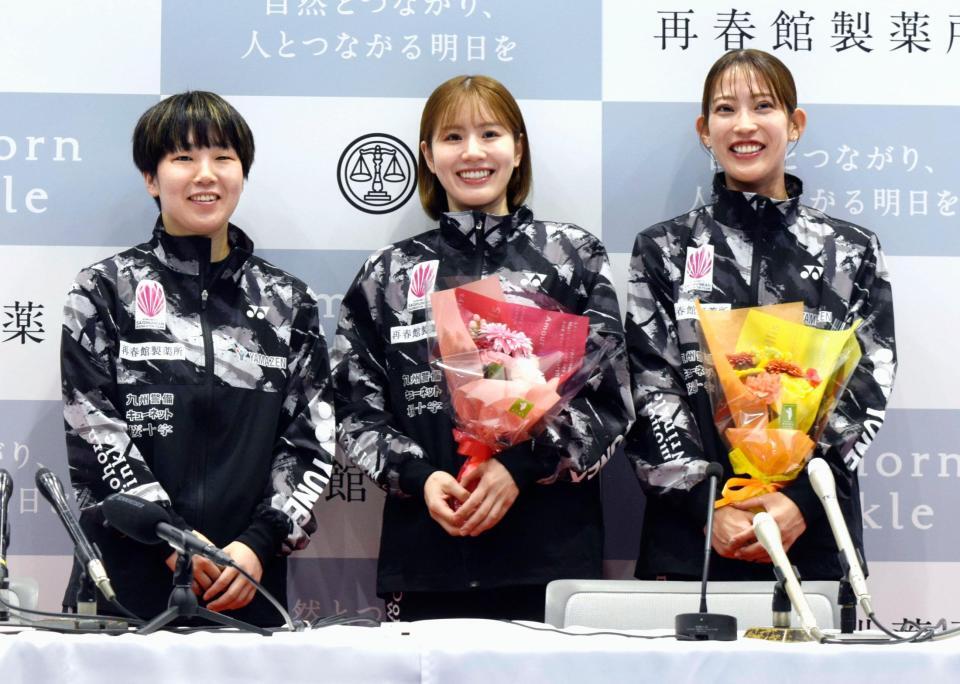 　記者会見でペア解消を発表した志田千陽（中央）、松山奈未（右）組に花束を贈った山口茜（左）