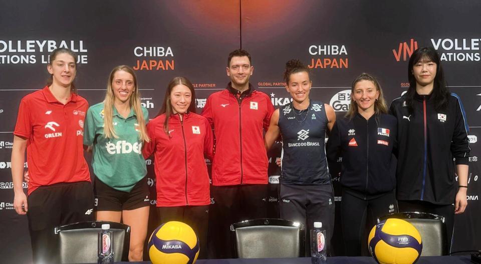 　ネーションズリーグ千葉大会の前日会見に出席した石川真佑（左から３人目）、フェルハト・アクバシュ監督（同４人目）