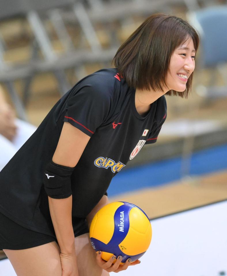 　前日練習中、笑みを浮かべる秋本美空（撮影・伊藤笙子）