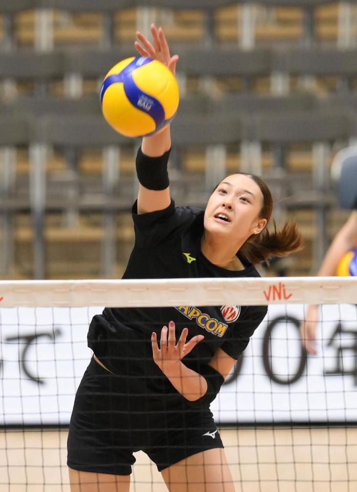 　前日練習でアタックを確認する佐藤淑乃（撮影・伊藤笙子）