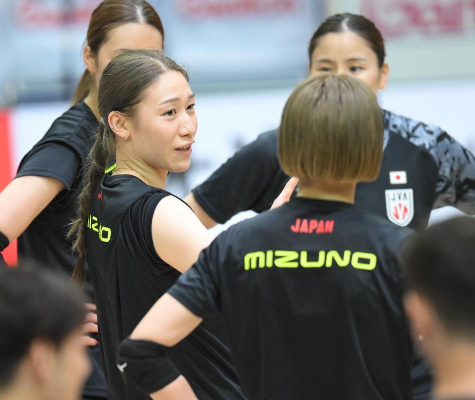 　前日練習でチームメートに話しかける石川真佑（撮影・伊藤笙子）