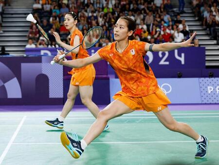 　女子ダブルス３位決定戦でマレーシアペアと対戦する志田（奥）、松山組（共同） 