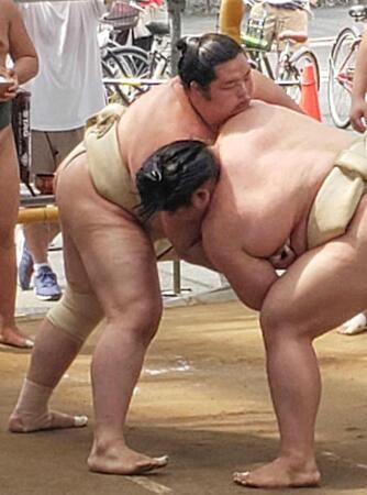 　佐渡ケ嶽部屋で稽古する琴桜