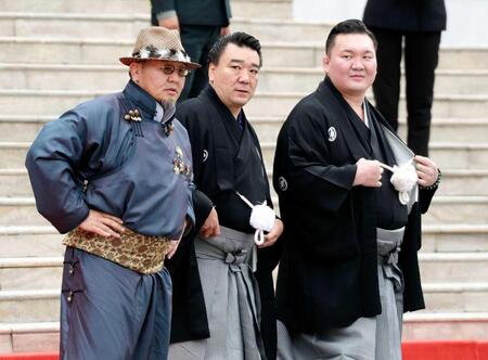 【写真】モンゴル出身横綱の３ショット　朝青龍の民族衣装とヒゲがめちゃかっこいい！