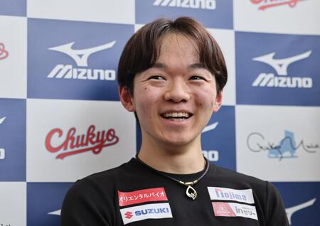 　公開練習を終え笑顔で取材に応じる鍵山優真