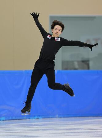 　公開練習する鍵山優真