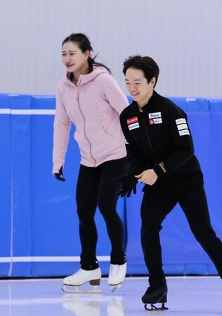 　公開練習で笑顔を見せる鍵山優真（右）と河辺愛菜