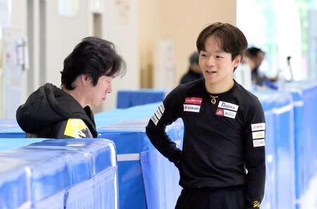 　公開練習で鍵山正和コーチ（左）と話す鍵山優真