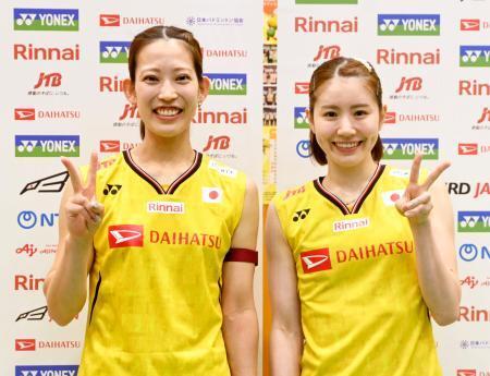 　練習後、写真撮影に応じる志田千陽（右）、松山奈未組＝味の素ナショナルトレーニングセンター