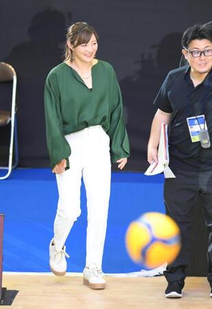 　日本対フランスの試合前、コイントスに登場した角田夏実（撮影・伊藤笙子）