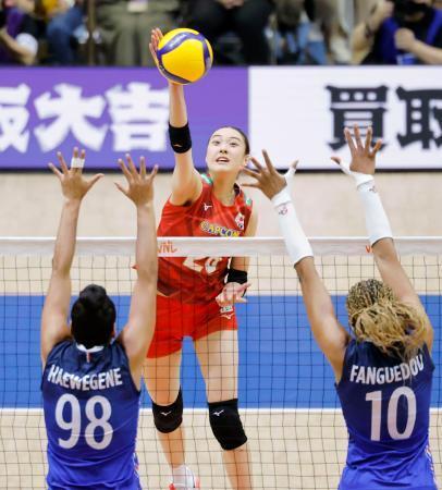 　日本-フランス　第１セット、スパイクを決める佐藤＝千葉ポートアリーナ