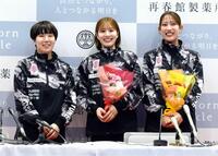 　 記者会見でペア解消を発表した志田千陽（中央）、松山奈未（右）組に花束を贈った山口茜（左）  