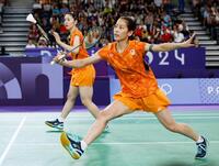 　女子ダブルス３位決定戦でマレーシアペアと対戦する志田（奥）、松山組（共同） 