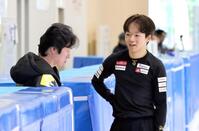 　公開練習で鍵山正和コーチ（左）と話す鍵山優真