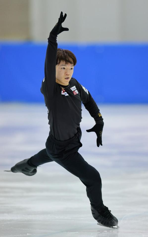 　公開練習する鍵山優真