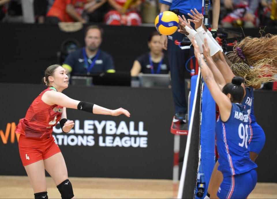 　第１セット、スパイクを打つ石川真佑（撮影・伊藤笙子）