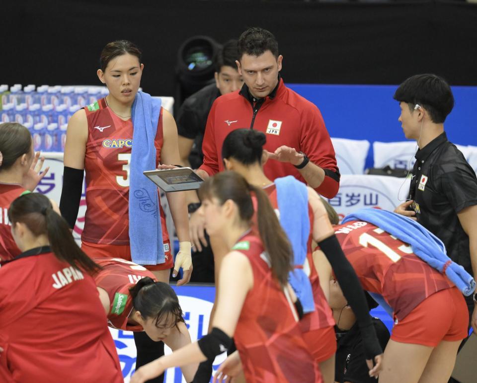 　第１セット、選手に指示を出すフェルハト・アクバシュ監督（中央）＝撮影・伊藤笙子