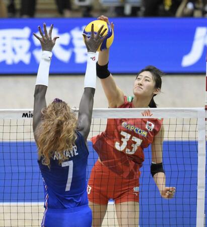 【写真】スタンドから手を振る母・大友愛さん　愛娘の奮闘に笑顔