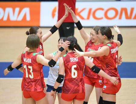 　佐藤（左奥）がサービスエースを奪い、喜ぶ石川（右奥）ら日本代表（撮影・伊藤笙子）
