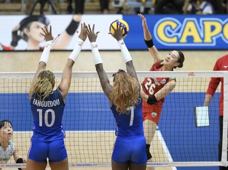 　第２セット、スパイクを打つ佐藤淑乃（撮影・伊藤笙子）